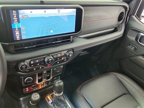 Used 2025 Jeep Wrangler Unlimited Rubicon image 43