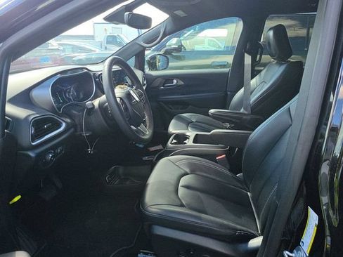 Used 2025 Chrysler Pacifica Select FWD image 6