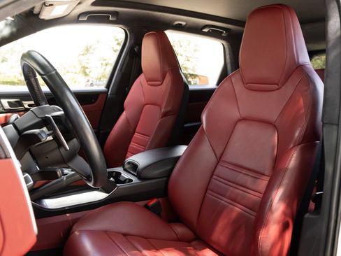 Certified 2023 Porsche Cayenne Turbo AWD/4WD image 4