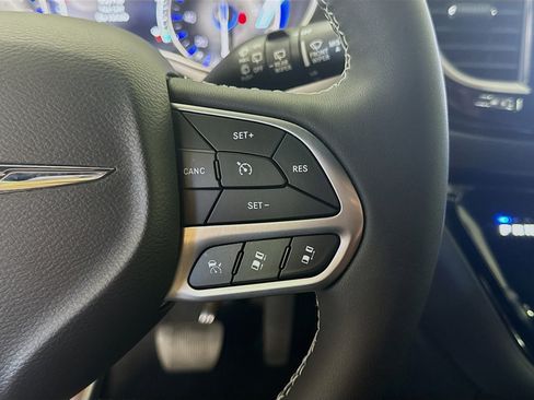 Used 2026 Chrysler Pacifica Select image 15