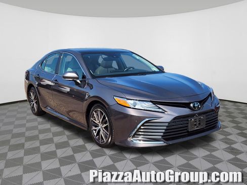 Used 2022 Toyota Camry XLE w/ Navigation Package FWD image 1