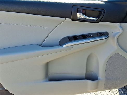 Used 2014 Toyota Camry XLE image 12