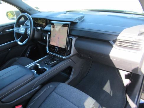 Used 2025 GMC Acadia Elevation image 10