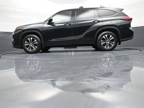 Certified 2020 Toyota Highlander XLE AWD/4WD image 35