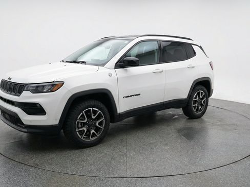 Used 2025 Jeep Compass Trailhawk AWD/4WD image 3