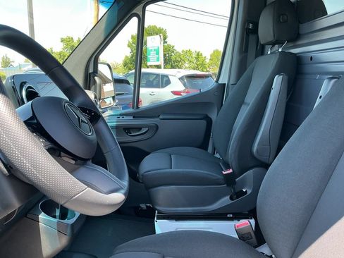Used 2025 Mercedes-Benz Sprinter 4500 image 11