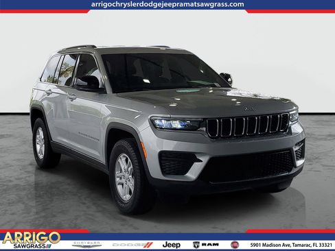 Certified 2024 Jeep Grand Cherokee Laredo AWD/4WD image 1