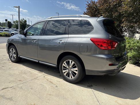 Used 2020 Nissan Pathfinder SL AWD/4WD image 6