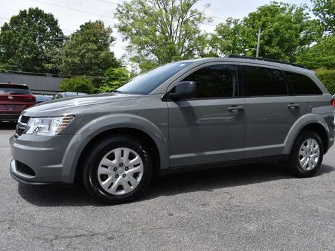 Used 2020 Dodge Journey SE FWD image 2