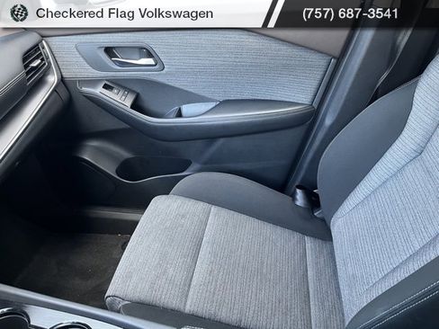 Used 2023 Nissan Rogue SV image 40