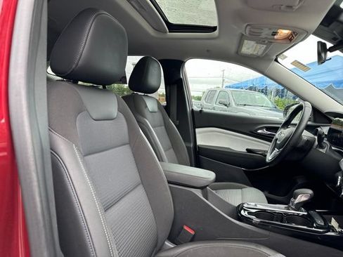 Used 2024 Chevrolet Trax LT w/ Sunroof Package FWD image 20