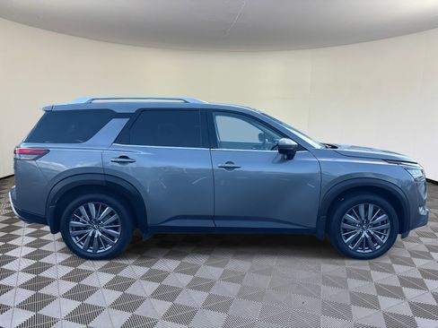 Used 2022 Nissan Pathfinder SL w/ SL Premium Package image 2