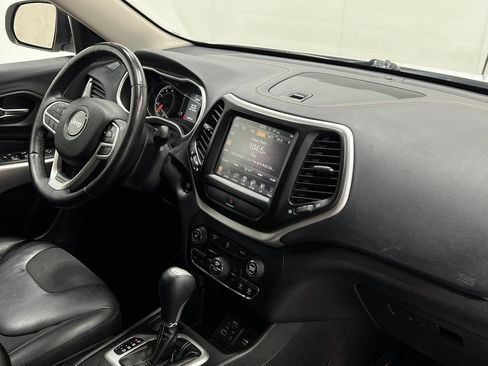Used 2018 Jeep Cherokee Latitude Plus w/ Comfort/Convenience Group FWD image 19