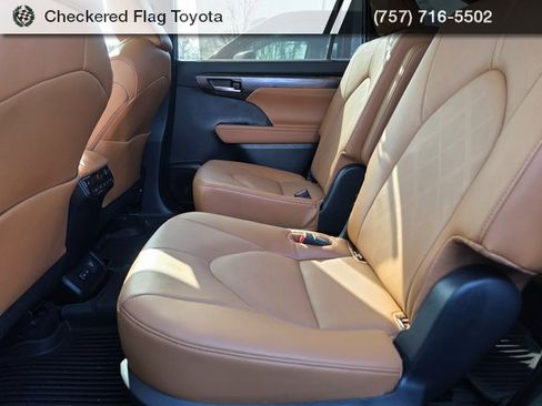 Used 2024 Toyota Highlander Platinum image 21