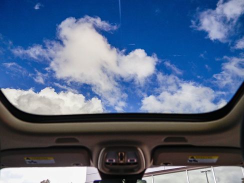 Used 2025 Volvo V60 B5 Cross Country Plus image 17