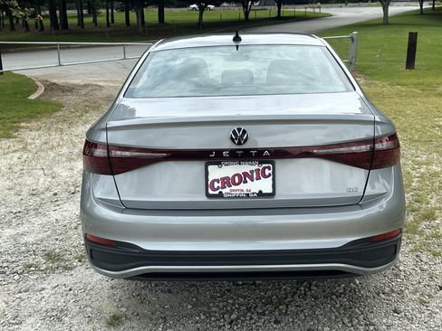 Used 2025 Volkswagen Jetta SE FWD image 6