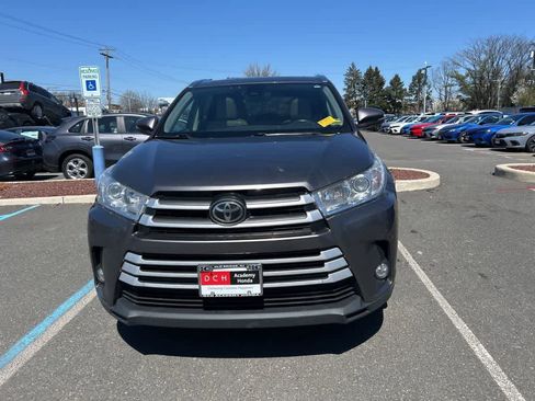 Used 2017 Toyota Highlander XLE image 2