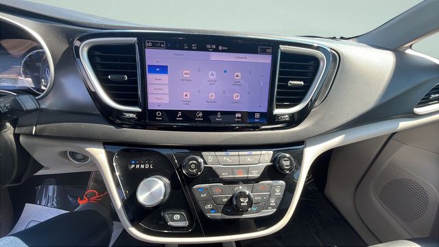 Used 2024 Chrysler Pacifica Touring-L FWD image 16
