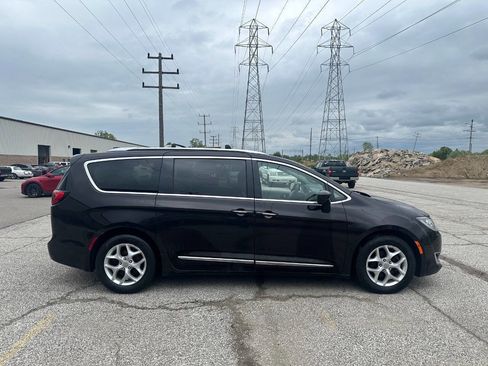 Used 2017 Chrysler Pacifica Touring-L Plus FWD image 4