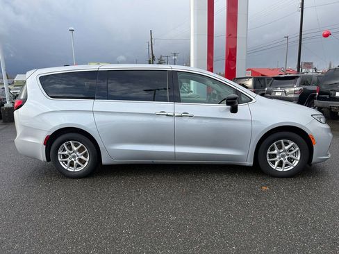 Used 2024 Chrysler Pacifica Touring-L image 8