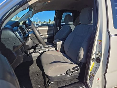Used 2018 Toyota Tacoma SR image 12