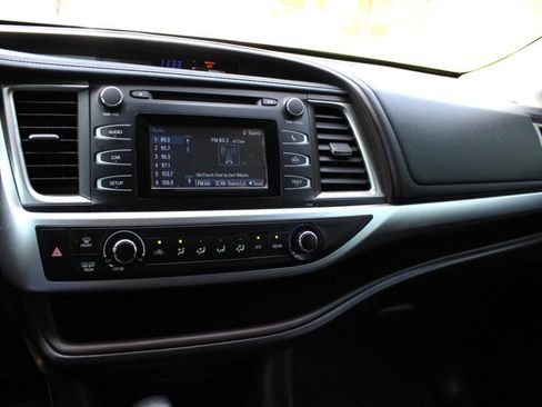 Used 2018 Toyota Highlander LE image 9