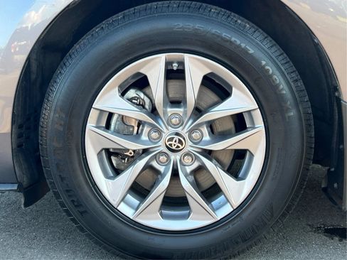 Used 2022 Toyota Sienna XLE w/ XLE Plus Package FWD image 31