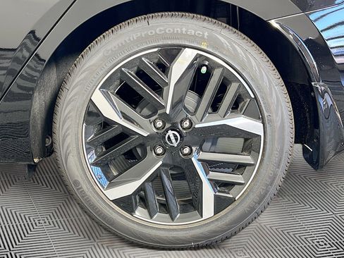 New 2025 Nissan Versa SR w/ Trunk Package image 32