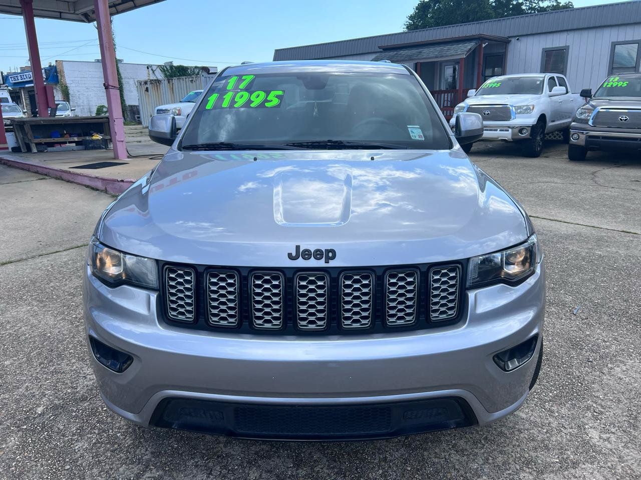 Used 2017 Jeep Grand Cherokee Altitude RWD image 2