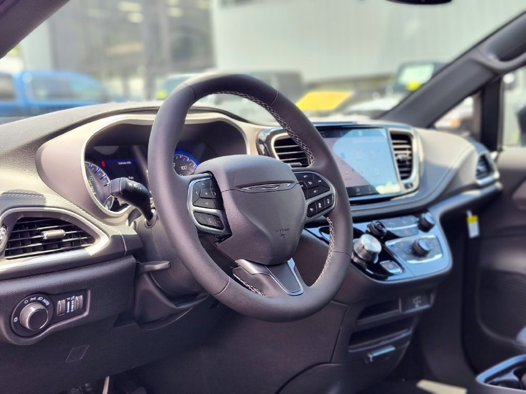 New 2027 Chrysler Pacifica Select AWD/4WD image 20