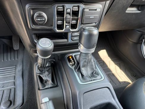 Used 2024 Jeep Wrangler Unlimited Sahara w/ Technology Group AWD/4WD image 15