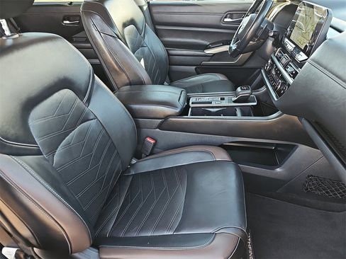 Used 2023 Nissan Pathfinder Platinum image 10