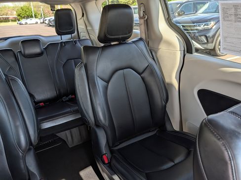 Used 2023 Chrysler Pacifica Touring-L FWD image 14