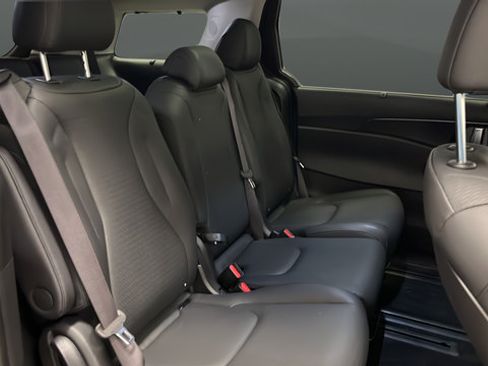 Used 2025 Kia Carnival SX Prestige FWD image 25