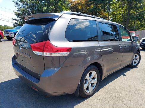 Used 2014 Toyota Sienna LE FWD image 4