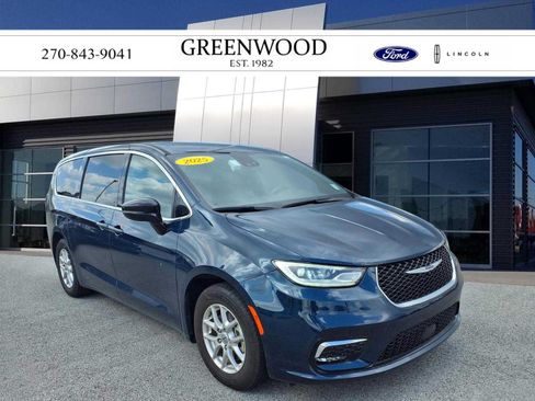 Used 2025 Chrysler Pacifica Select FWD image 1