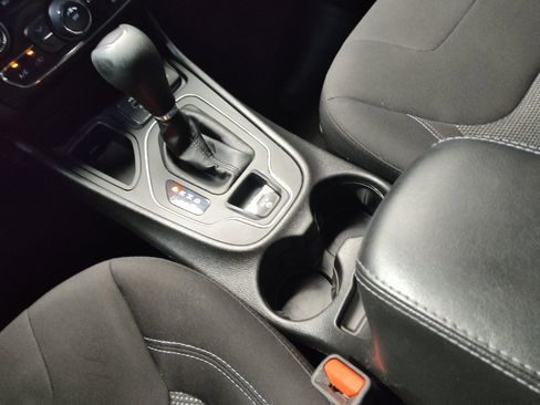 Used 2021 Jeep Cherokee Latitude FWD image 26