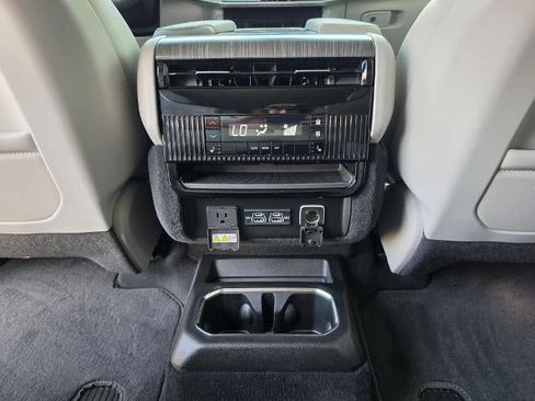 Used 2023 Jeep Wagoneer L Series III w/ Premium Group I AWD/4WD image 35