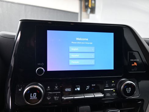 Certified 2024 Toyota Highlander XLE image 12