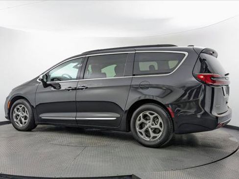 Used 2023 Chrysler Pacifica Limited FWD image 6