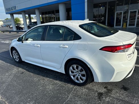 Used 2021 Toyota Corolla LE FWD image 4