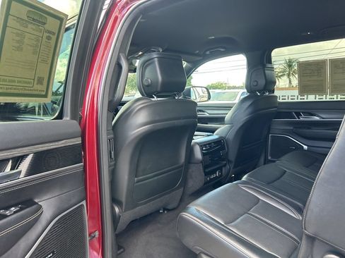 Used 2023 Jeep Wagoneer Series III w/ Preferred Equipment Group RWD image 29