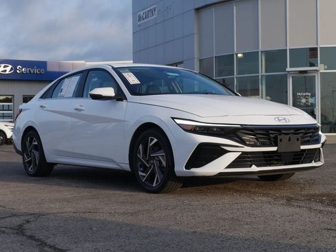 Used 2025 Hyundai Elantra Limited FWD image 2