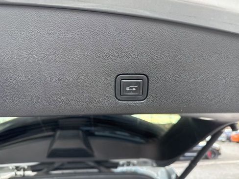 Used 2023 Cadillac XT6 Premium Luxury image 12