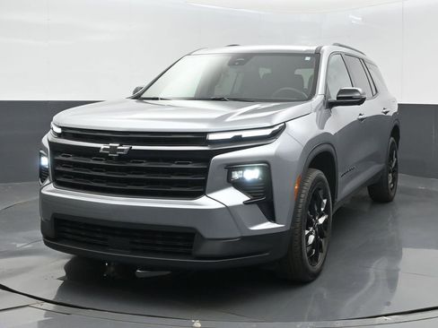 Used 2024 Chevrolet Traverse LT w/ Midnight/Sport Edition FWD image 7