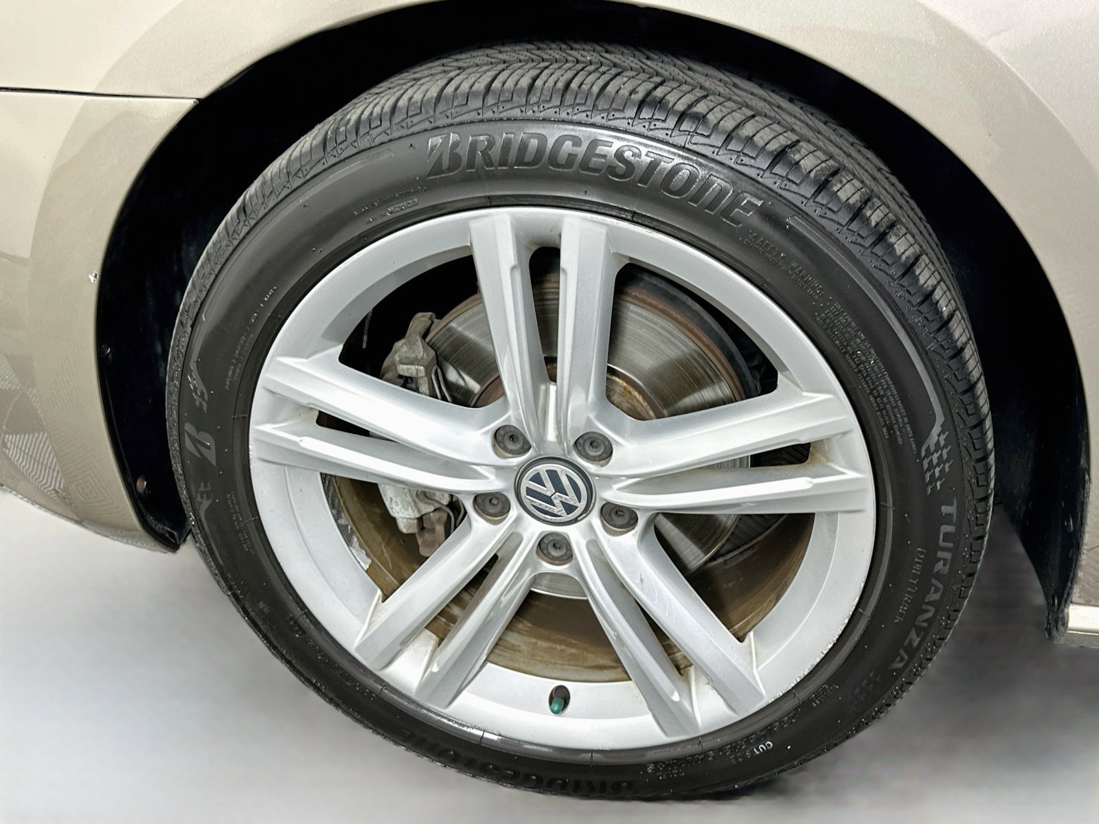 Used 2015 Volkswagen Passat TDI SEL Premium FWD image 32