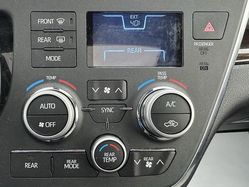 Used 2019 Toyota Sienna Limited image 32