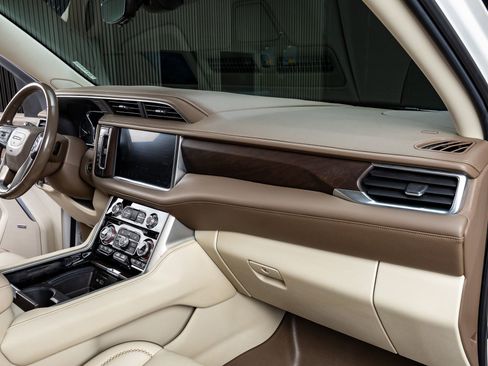 Used 2021 GMC Yukon Denali w/ Denali Premium Package image 18