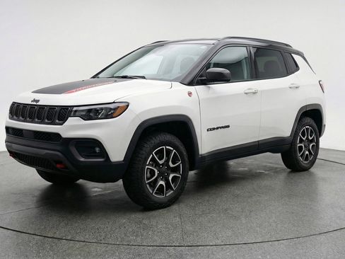 Used 2025 Jeep Compass Trailhawk AWD/4WD image 3