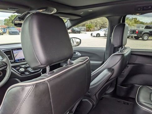 Used 2025 Chrysler Pacifica Limited image 19